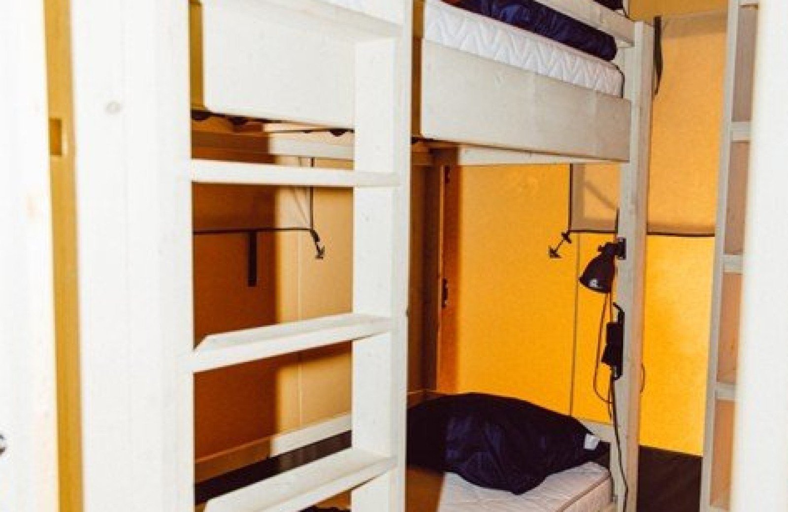 Binnenkant safaritent slaapkamer